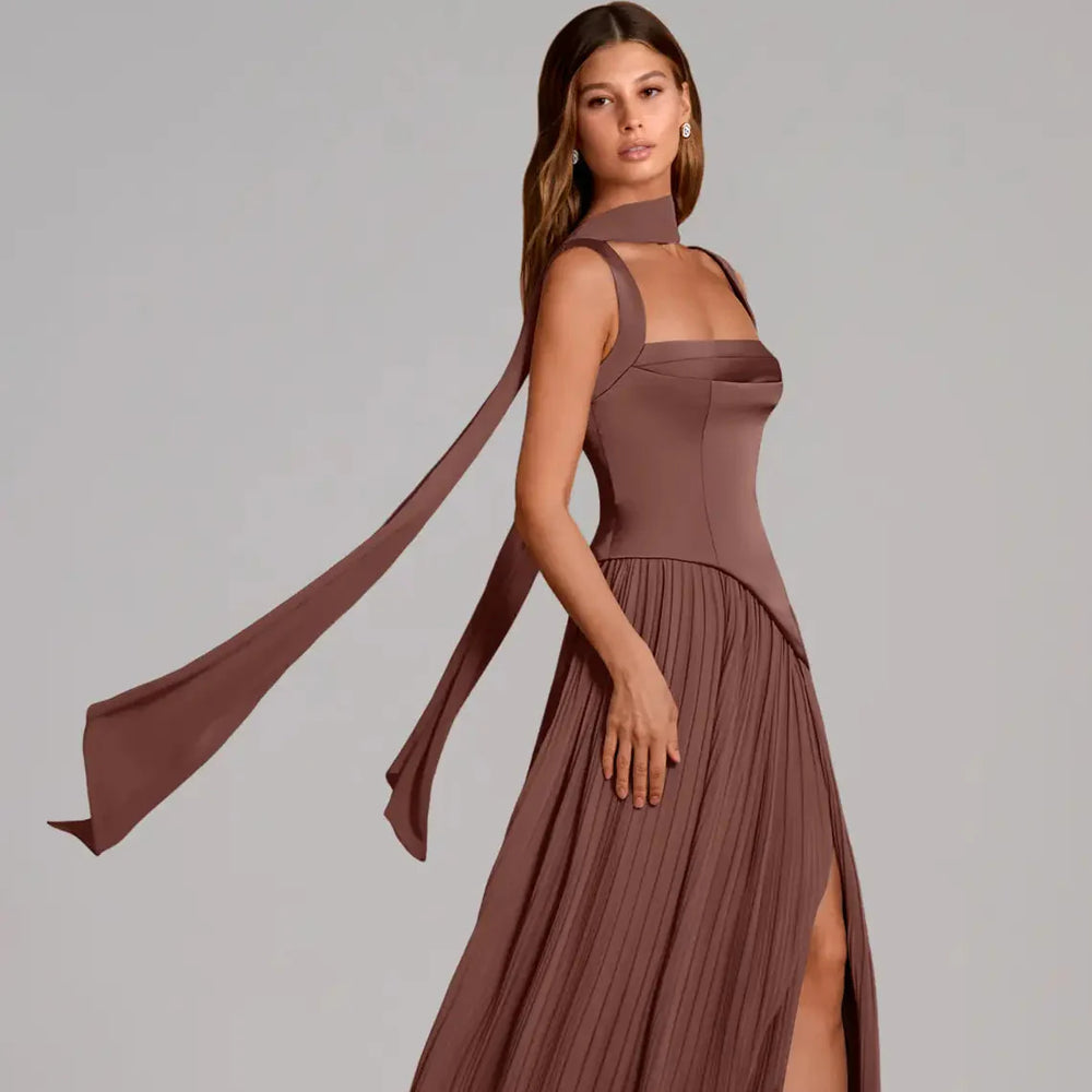 Brautjungfernkleid aus plissiertem Satin