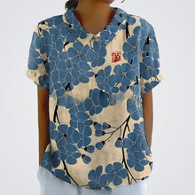 Weiß mit blauen Blumen