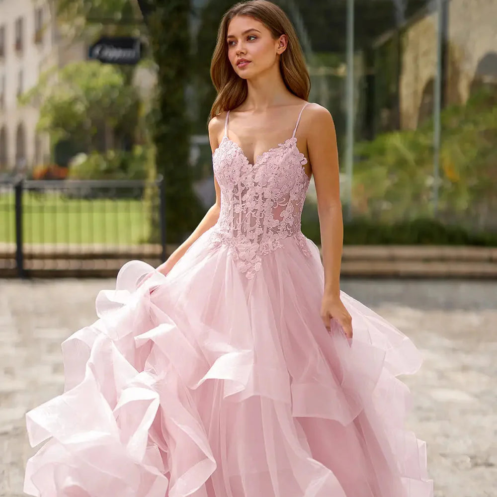 Transparentes Spitzenkleid für den Abschlussball