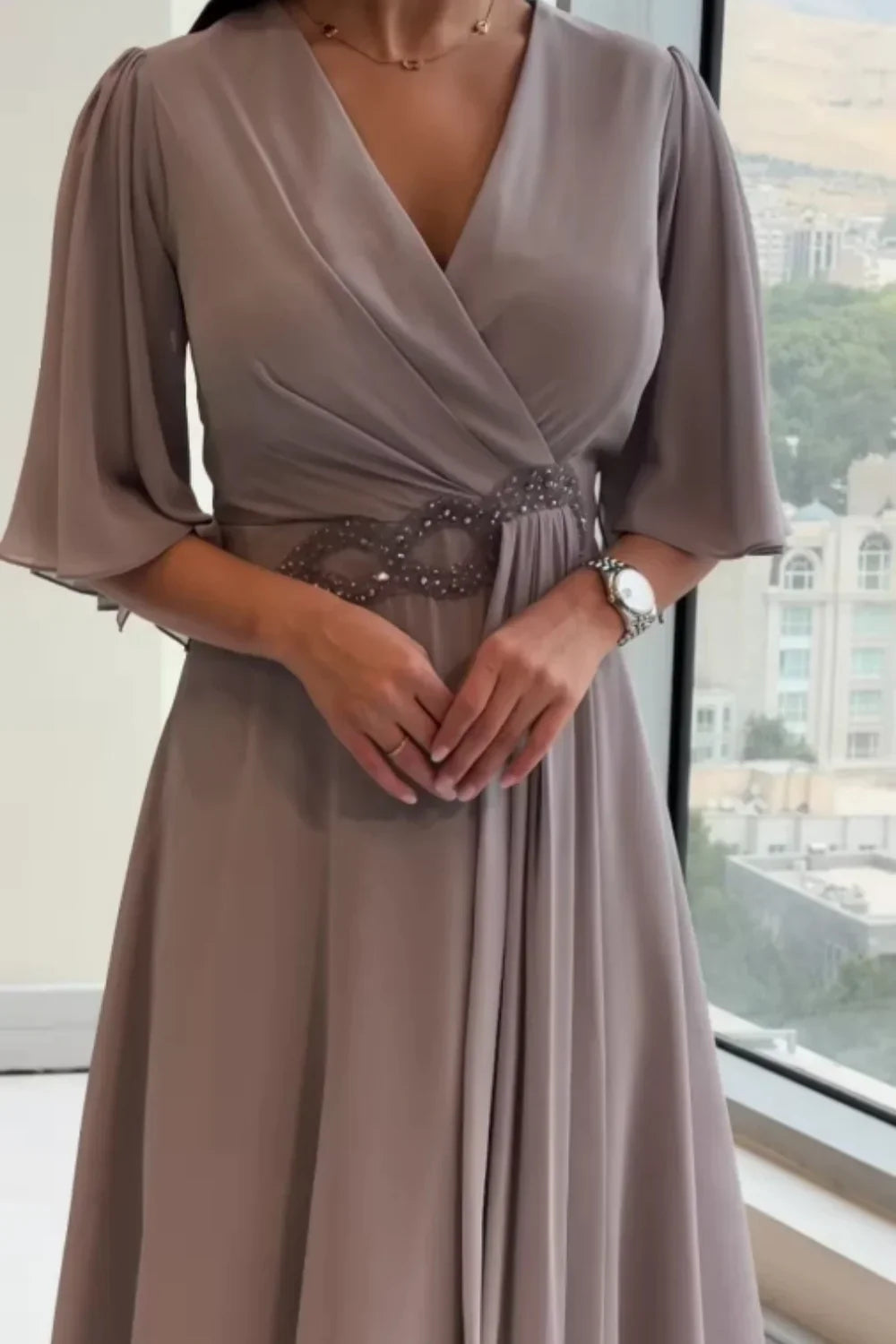 Bhagya - Elegantes langes Chiffon Kleid Mit V-Ausschnitt