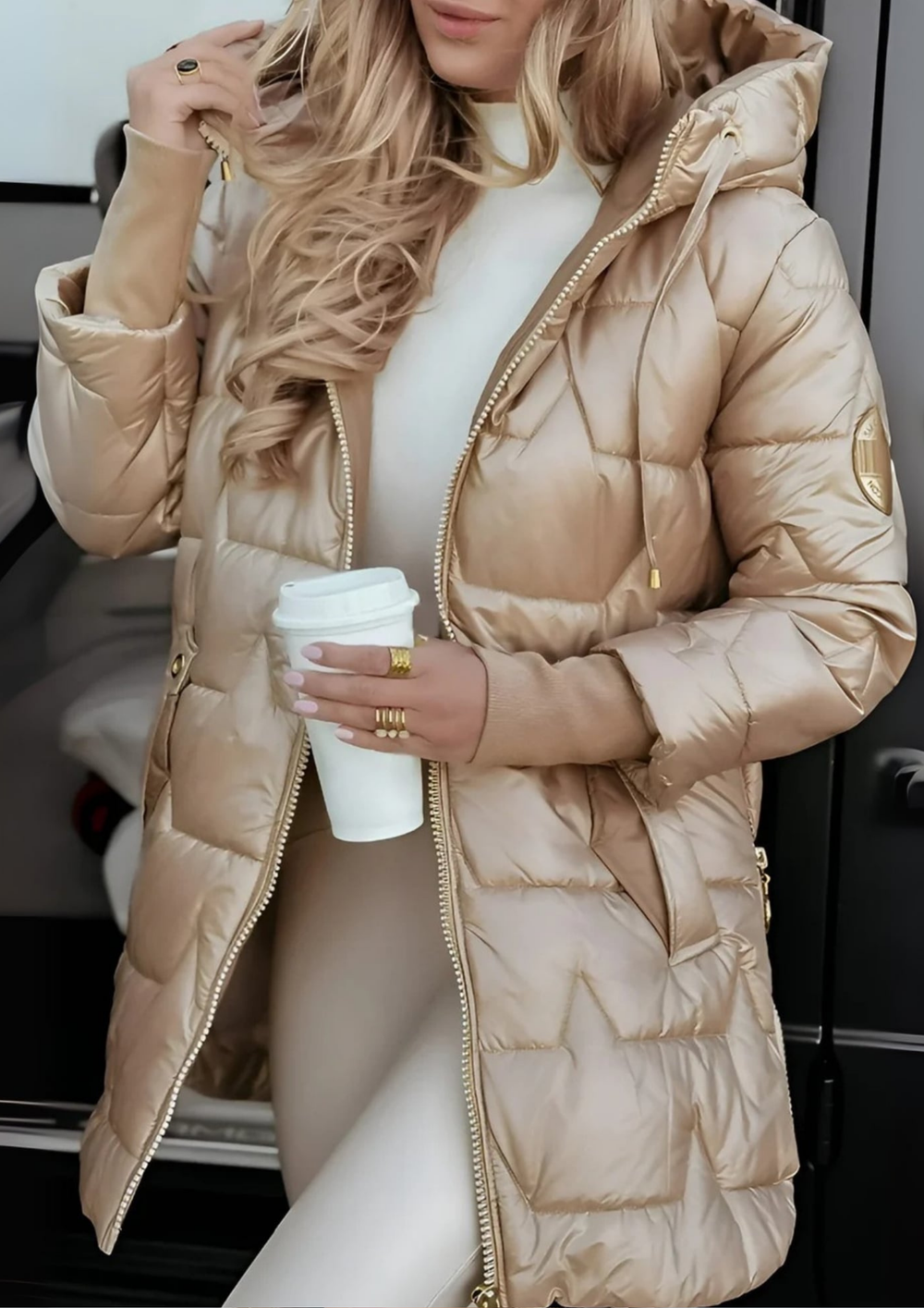 Lira Eleganter Wintermantel mit Kapuze und Wattierung | Beige