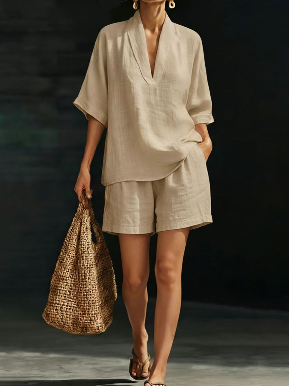 Yamina - Soft-Touch-Set aus V-Ausschnitt-Top und Shorts