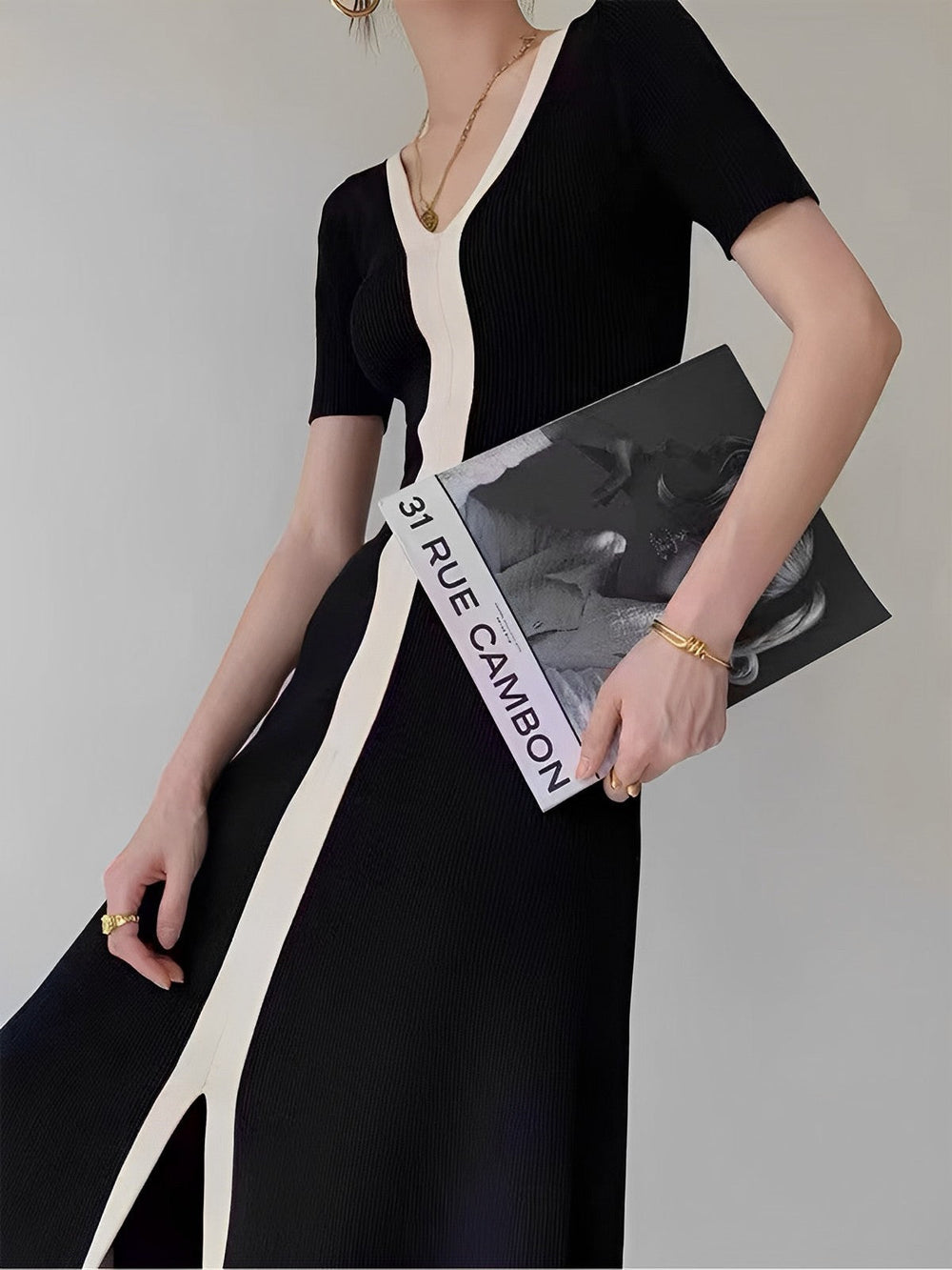 Zweifarbiges V-Ausschnitt Strick-Midikleid mit Schlitz