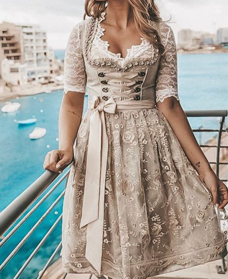 Traditionelles Deutsches Dirndlkleid mit Schnürmieder