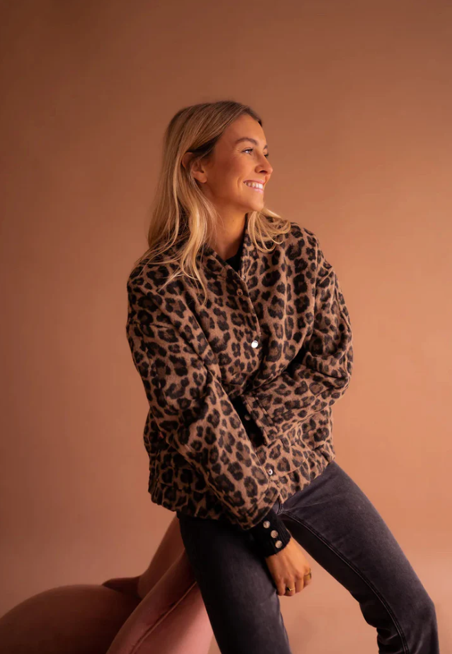 Mia | Eleganter Mantel Damen mit auffälligem Tierprint