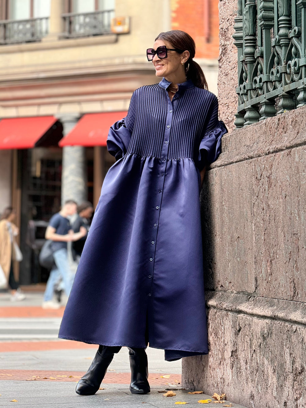 Damenkleid aus Satin in Marineblau