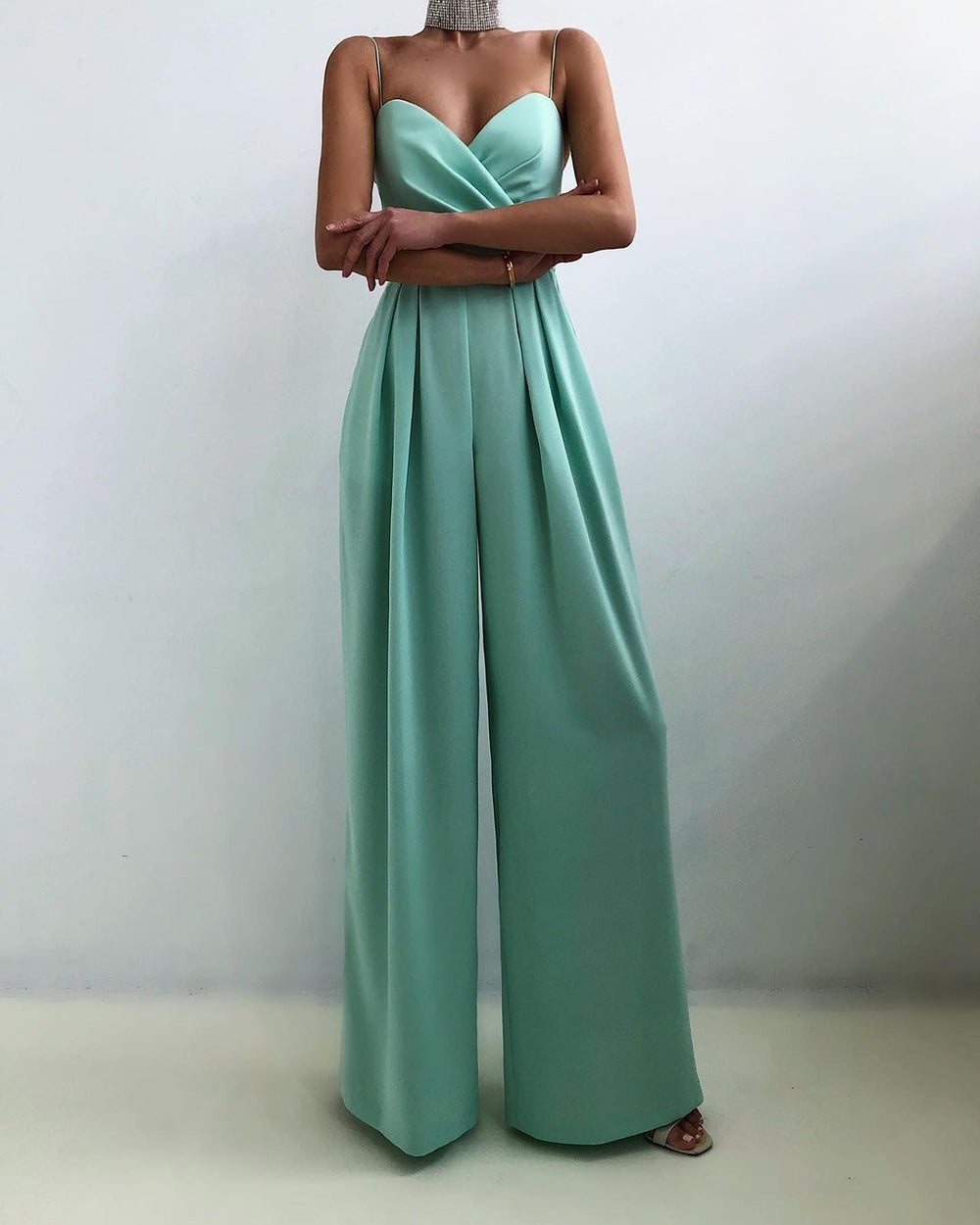 Jumpsuit Damen | Tiefer V-Ausschnitt & Weites Bein