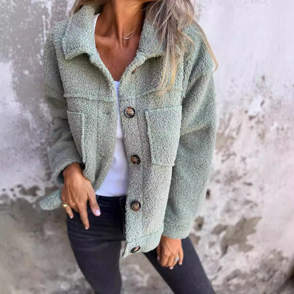 Damen nan Teddyjacke mit großem Reverskragen, durchgehender Knopfleiste und aufgesetzten Pattentaschen Drune