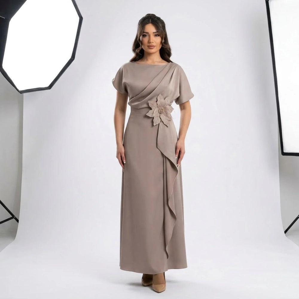 Seraphine™ Kleid aus Edlem Satin mit Skulpturaler Blumenapplikation an der Taille