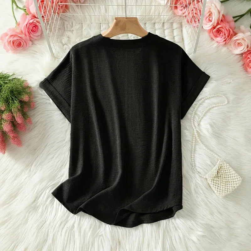 Maya™ Bluse mit Zart Gerundetem Saum und V-Ausschnitt mit Cut-out