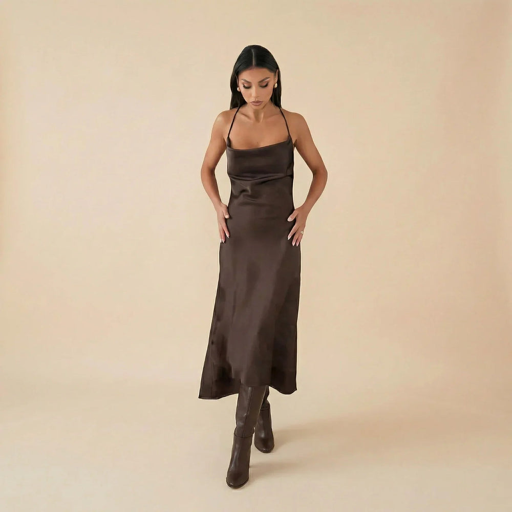 Urban Duchess™ Mit Einem Satinkleid Und Einer Zarten Strickbluse