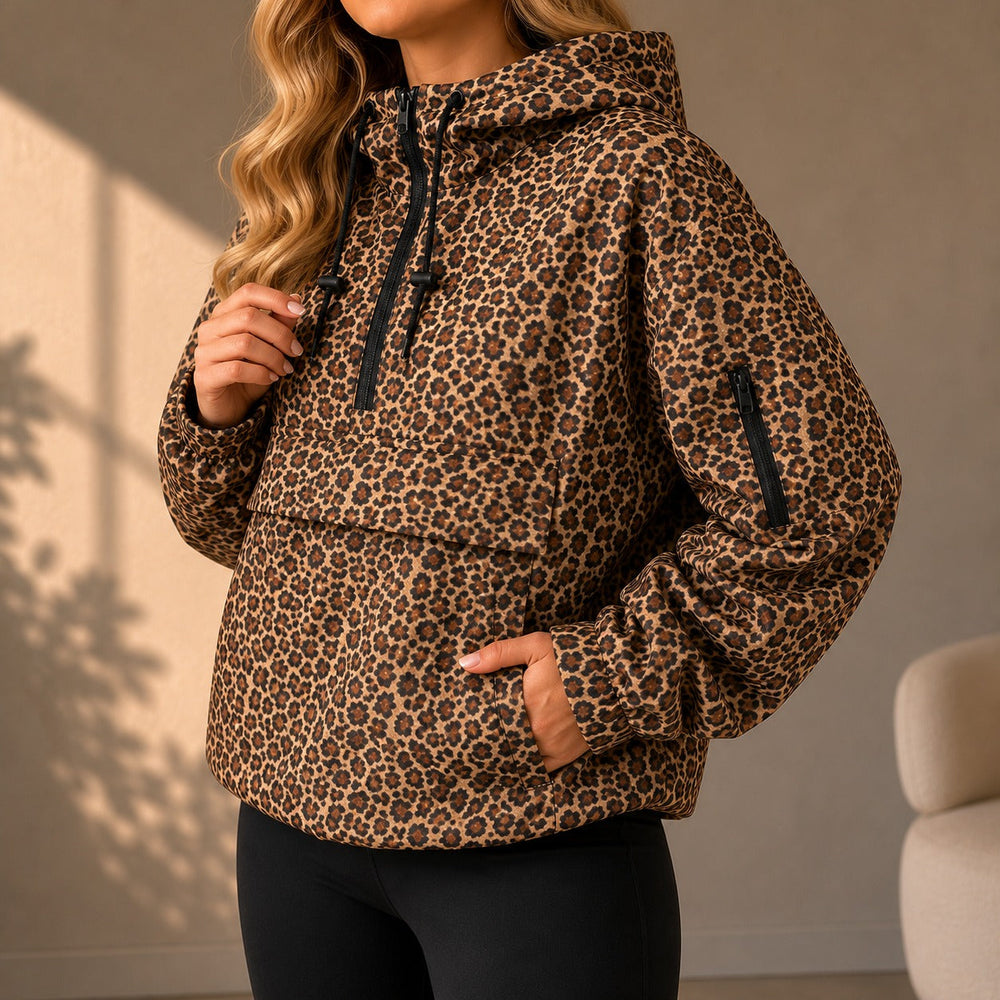 Jacke Leonie™ mit Leopardenmuster, Kapuze und Kängurutasche.