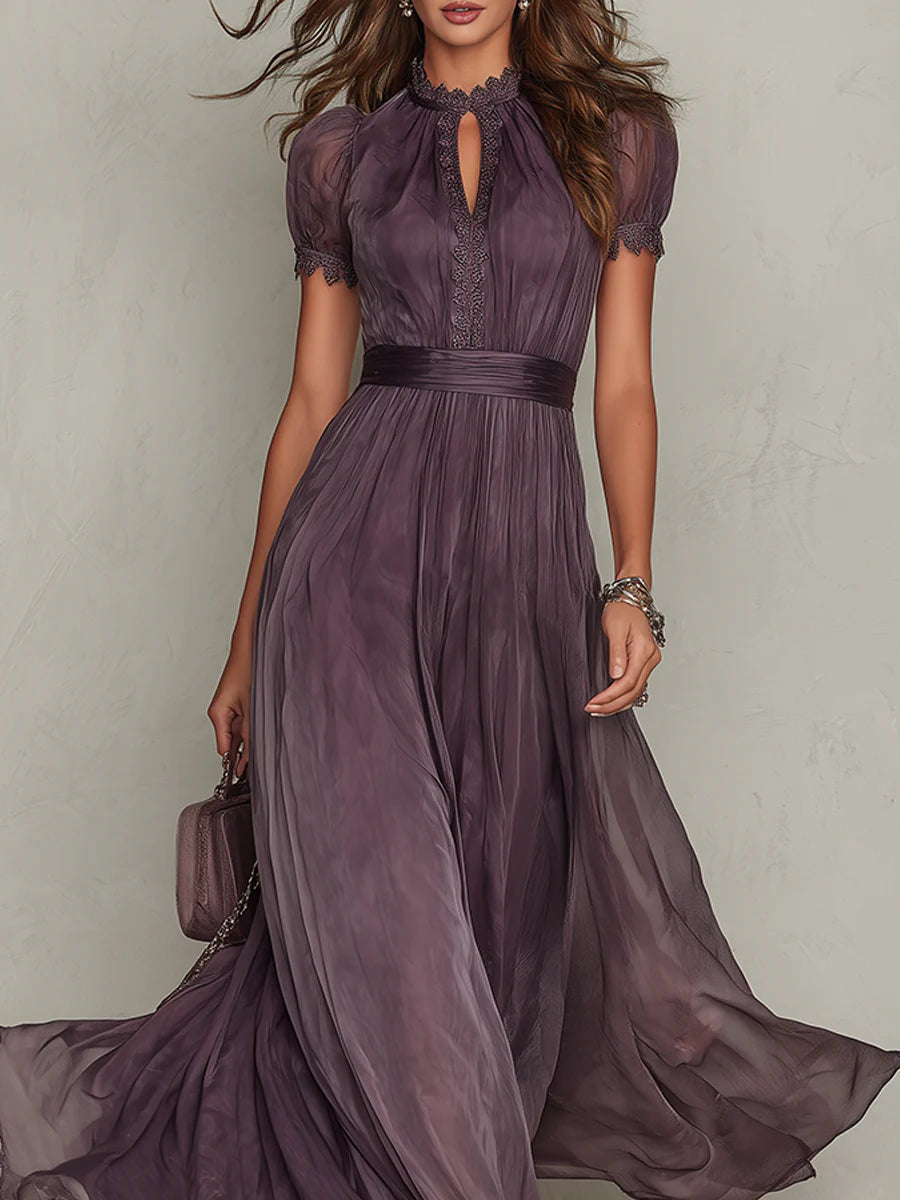 Cynthy – Fließendes Maxikleid in Pflaumenblau Mit Spitze