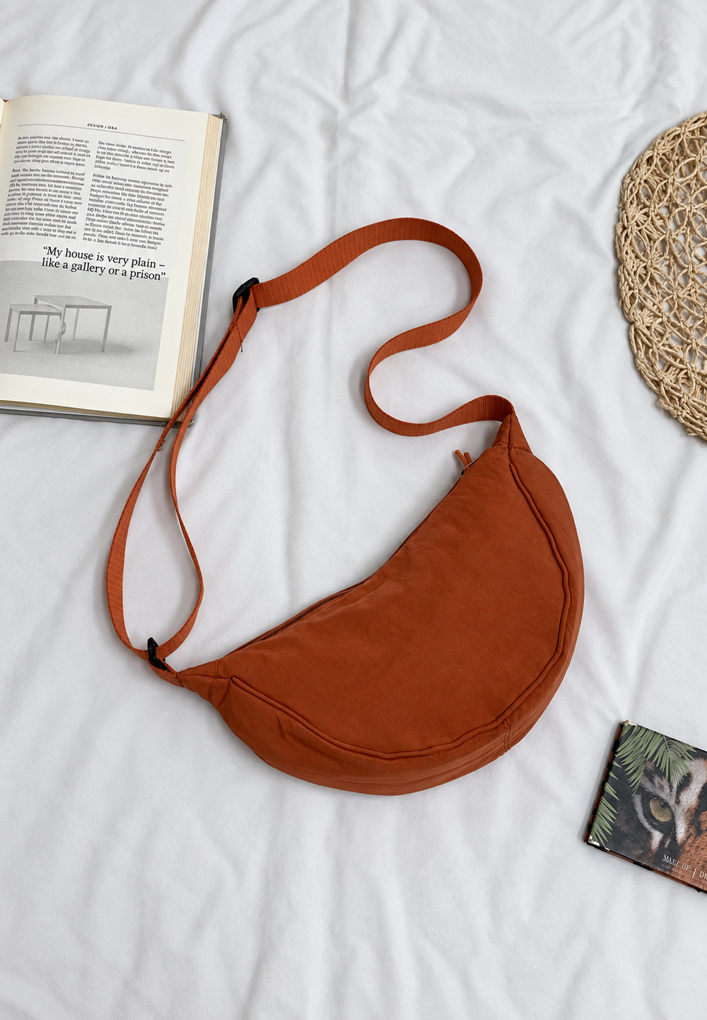 Damen-Umhängetasche aus Nylon in Halbmondform mit verstellbarem Riemen – Nerea