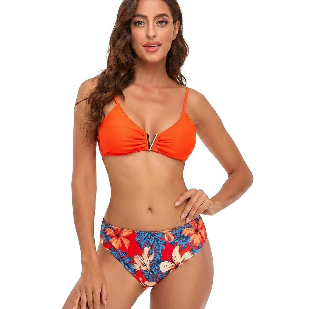 Damen Bikini Set mit floralem Überwurf und V förmigem Metallelement