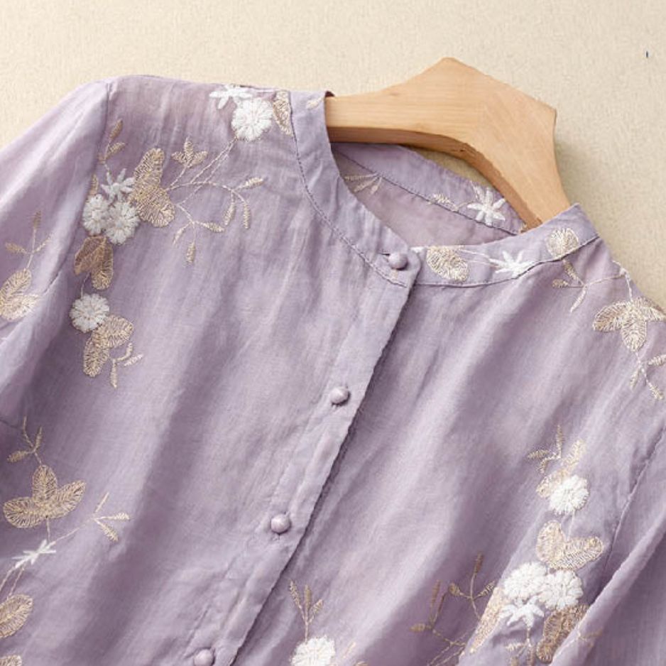Damen Bluse mit Knopfleiste, Rundhalsausschnitt und floraler Struktur