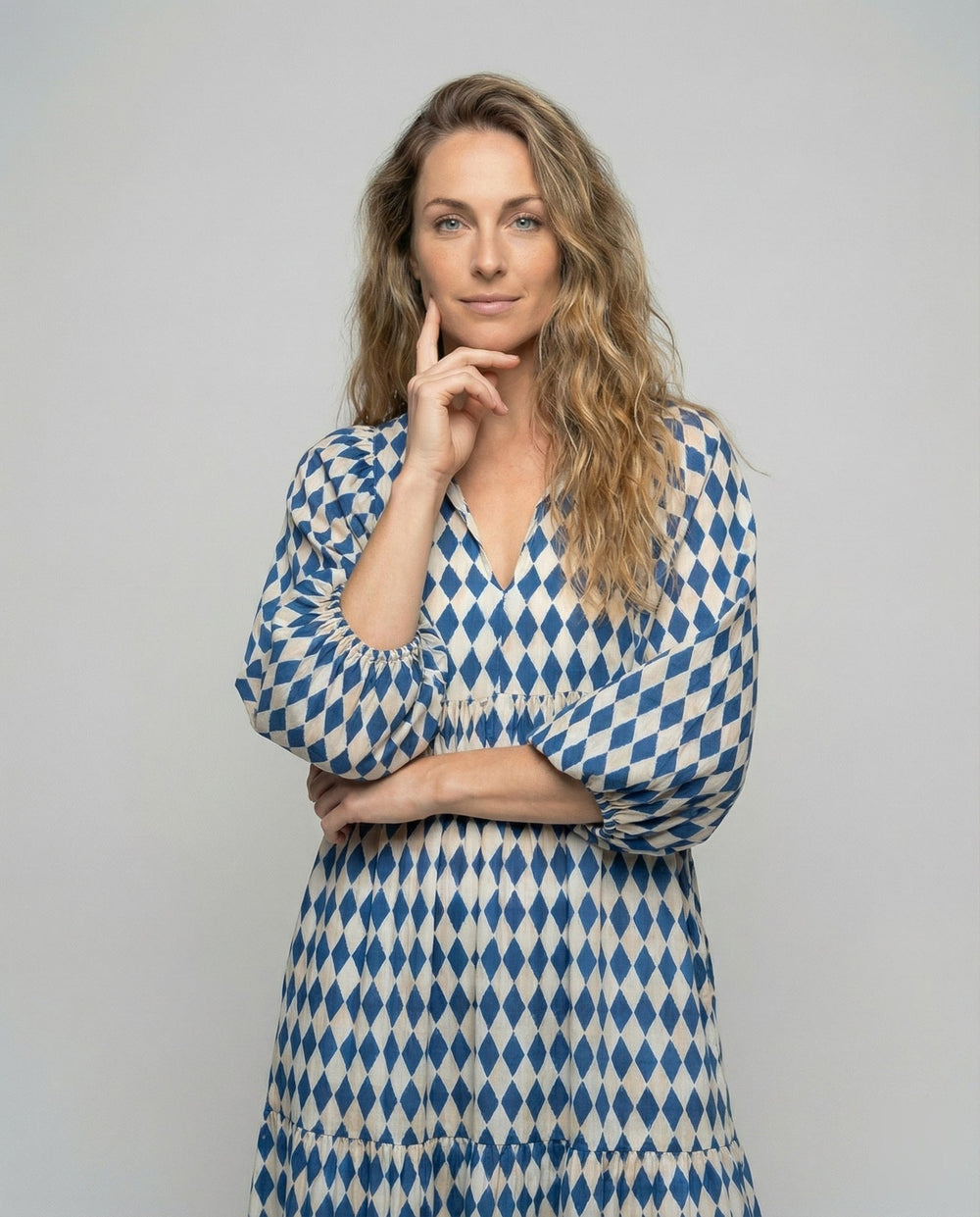 Damen Midikleid mit V-Ausschnitt und gestufter Struktur