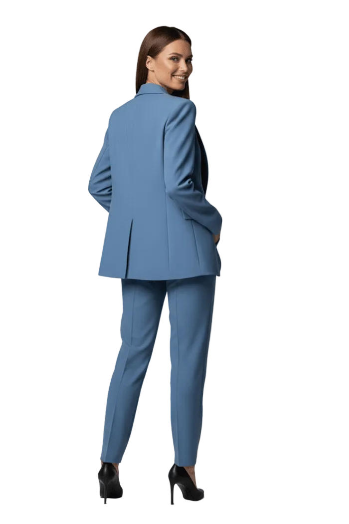 Damen-Outfit mit strukturierter Jacke und schmal geschnittener Hose