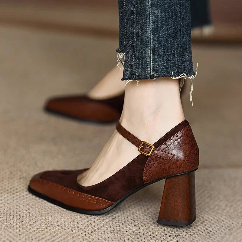 Damen Pumps mit eckiger Spitze und Riemenverschluss