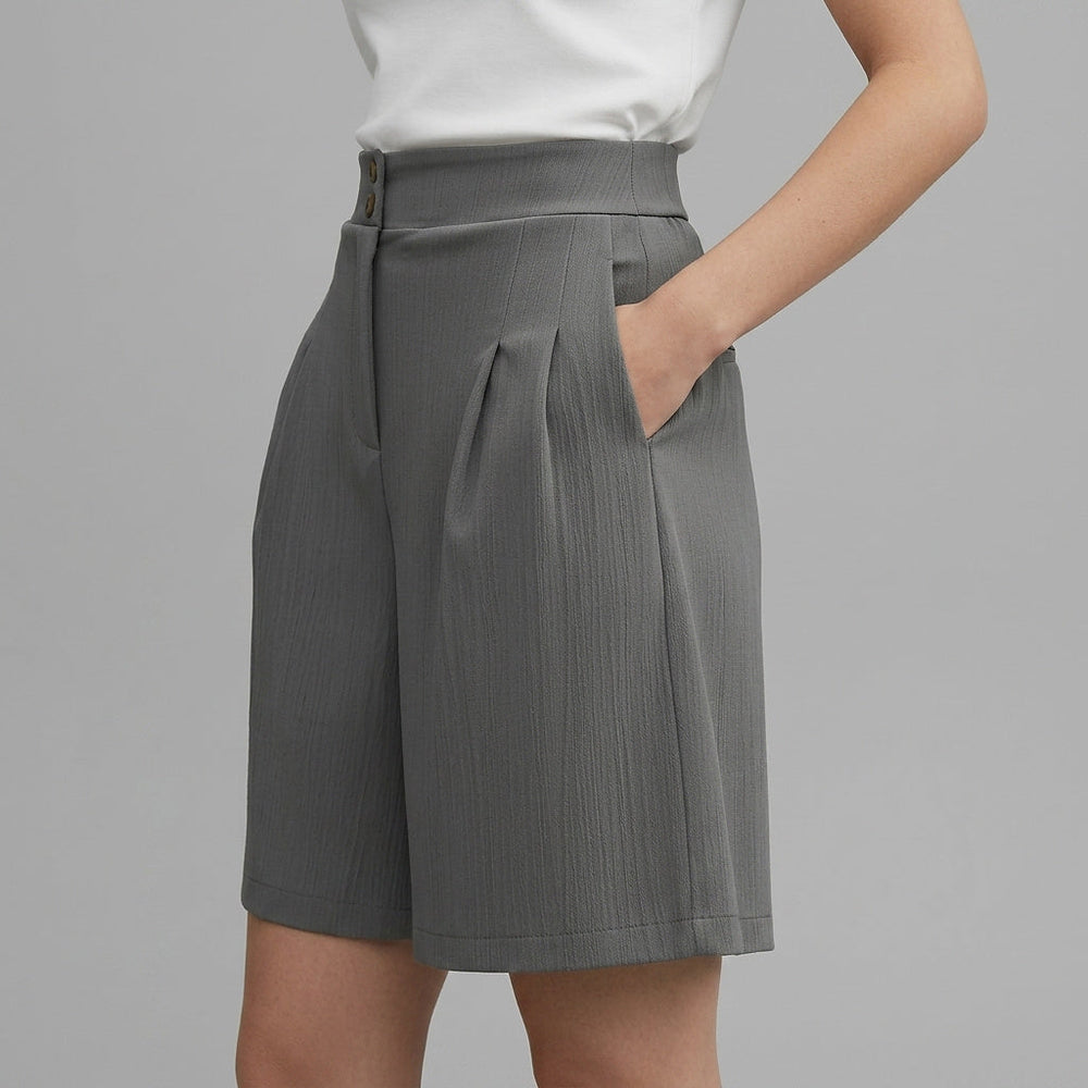 Damen Shorts mit hohem Bund und weitem Bein sowie Falten und zwei Knöpfen