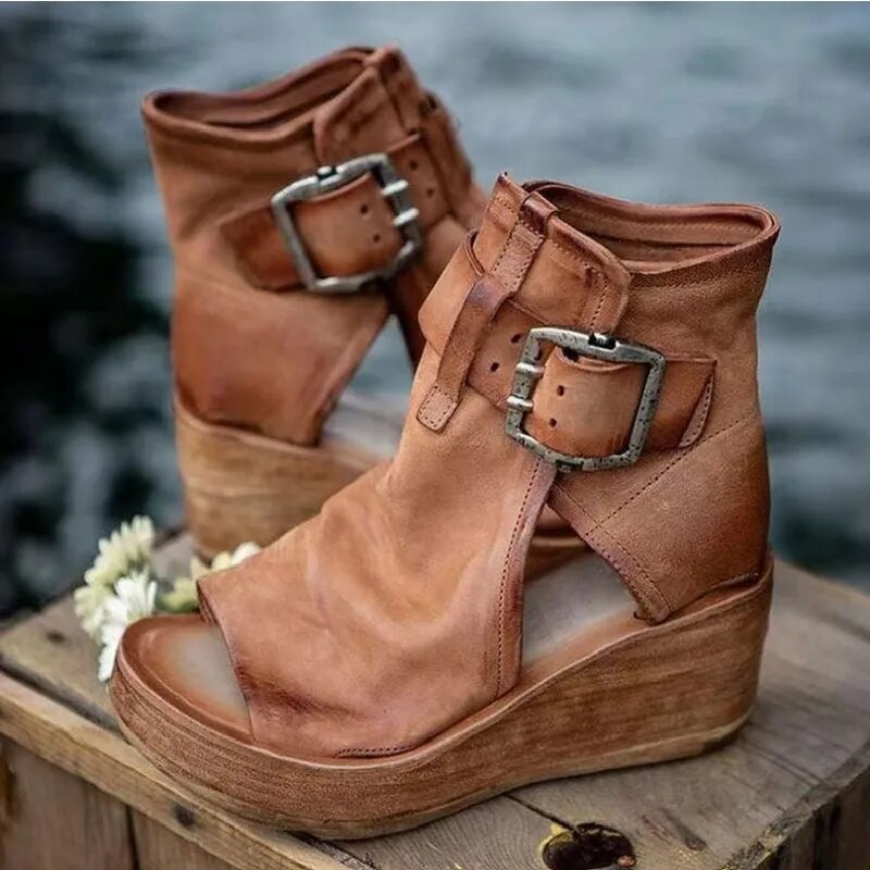 Niasya – Stiefeletten Mit Schnallenriemen Und Keilabsatz