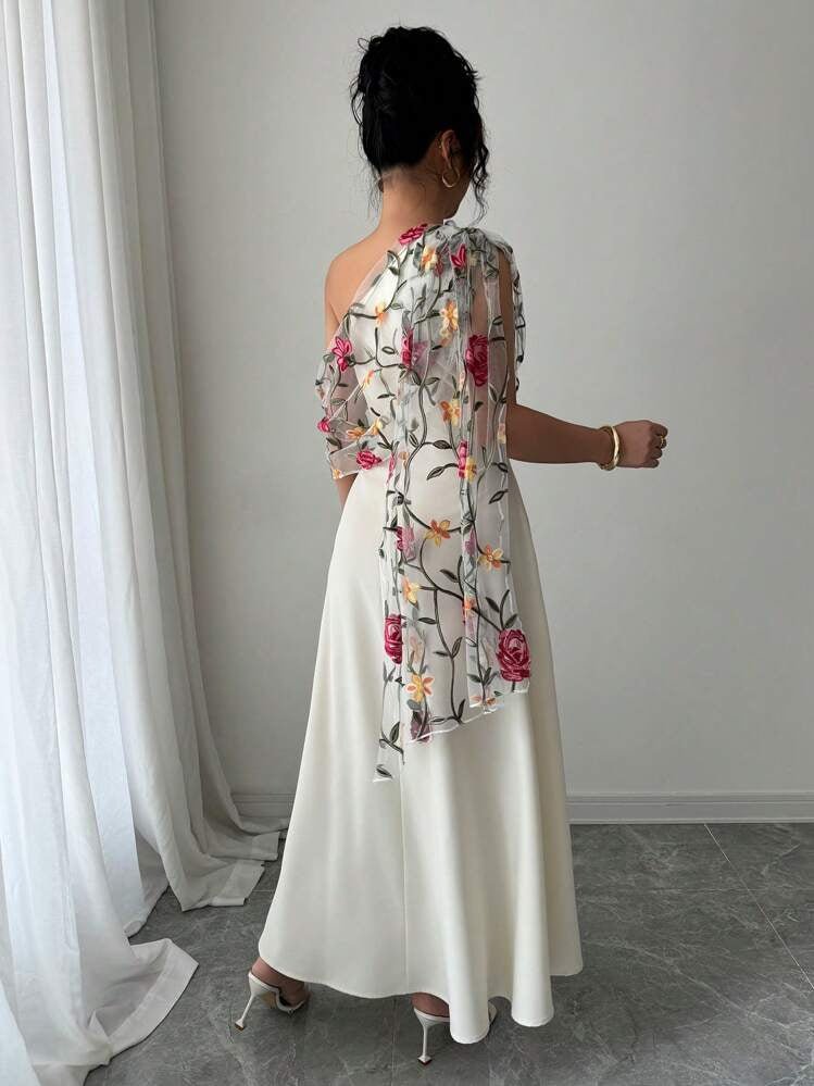 Elegantes Maxikleid für Hochzeit mit Blumenapplikation