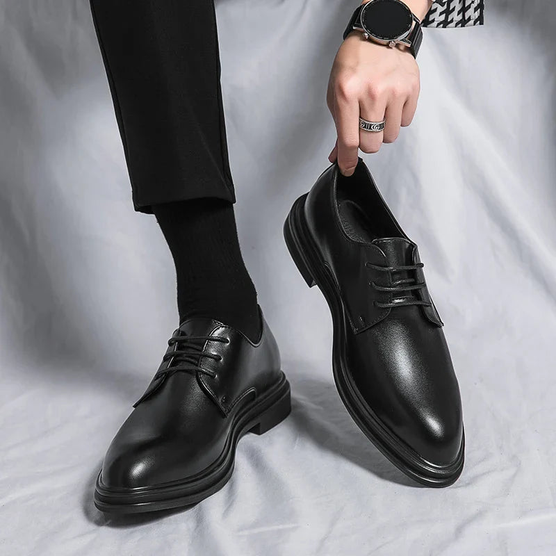 Herren-Derby-Schuhe mit glänzender Oberfläche und dicker Sohle
