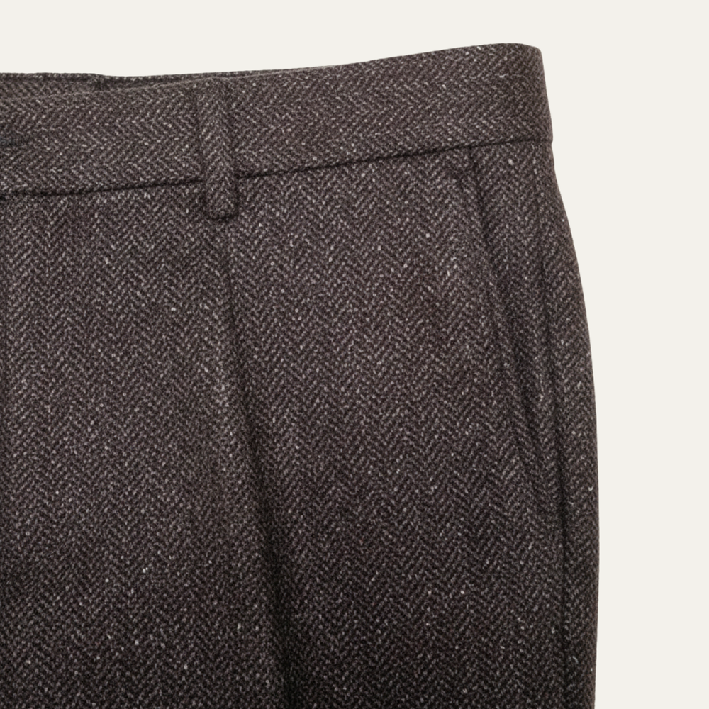 Herren Hose mit geradem Bein, Fischgrätmuster und Falten