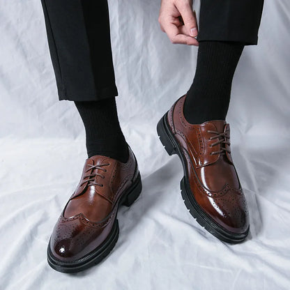 Herren Schnürschuhe mit Wingtip-Details und Perforierter Oberfläche