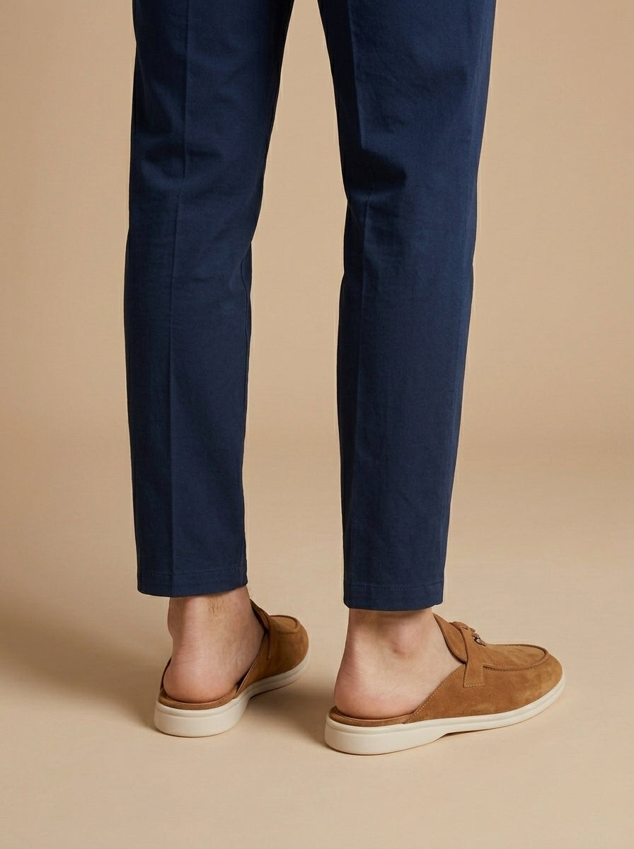 Herren-Slipper mit offener Ferse, Velours-Oberfläche und Metallverzierung