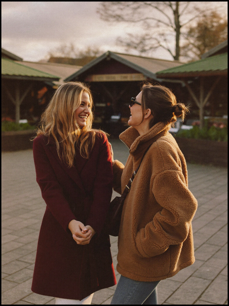 Lookbook Herbst - Zwei Freundinnen auf dem Markt