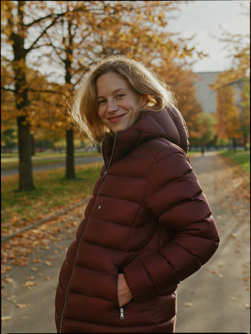 Lookbook Herbst - Bordeaux Steppjacke im Park