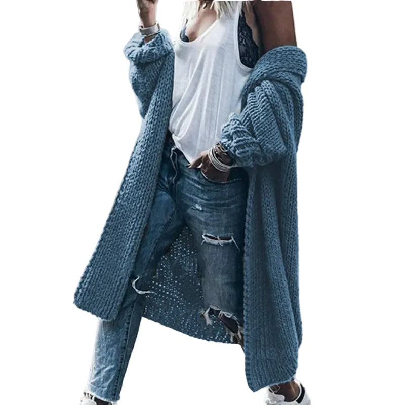 Lange Strickjacke mit Knopfverschluss und aufgesetzten Taschen