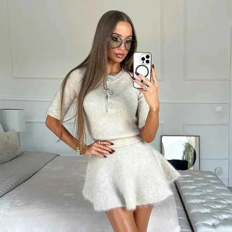 Mira– Flauschiges 2-teiliges Set aus Strick mit Minirock & Knopf-Top