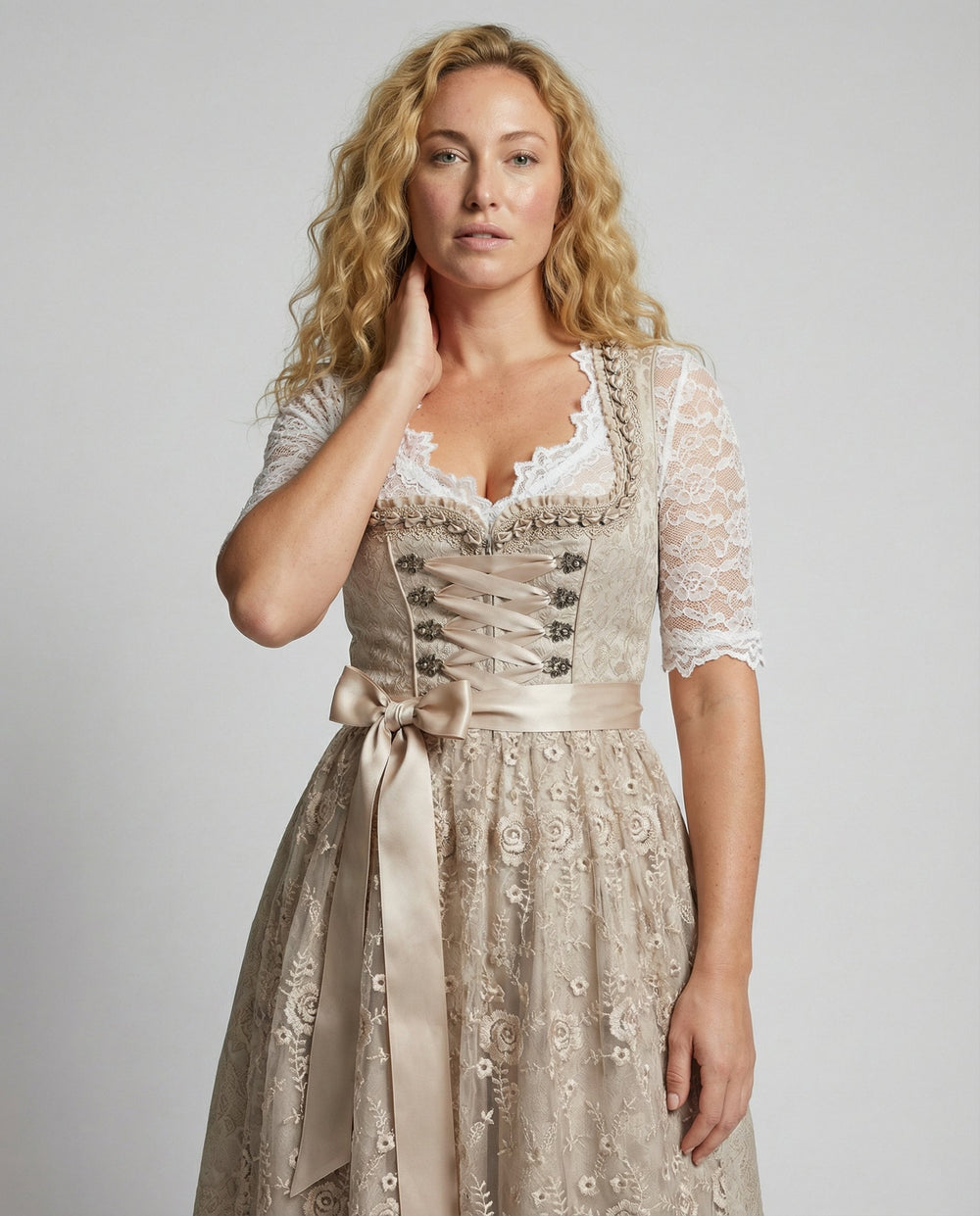 Dirndl für Damen mit geschnürtem Oberteil und Spitzenbluse